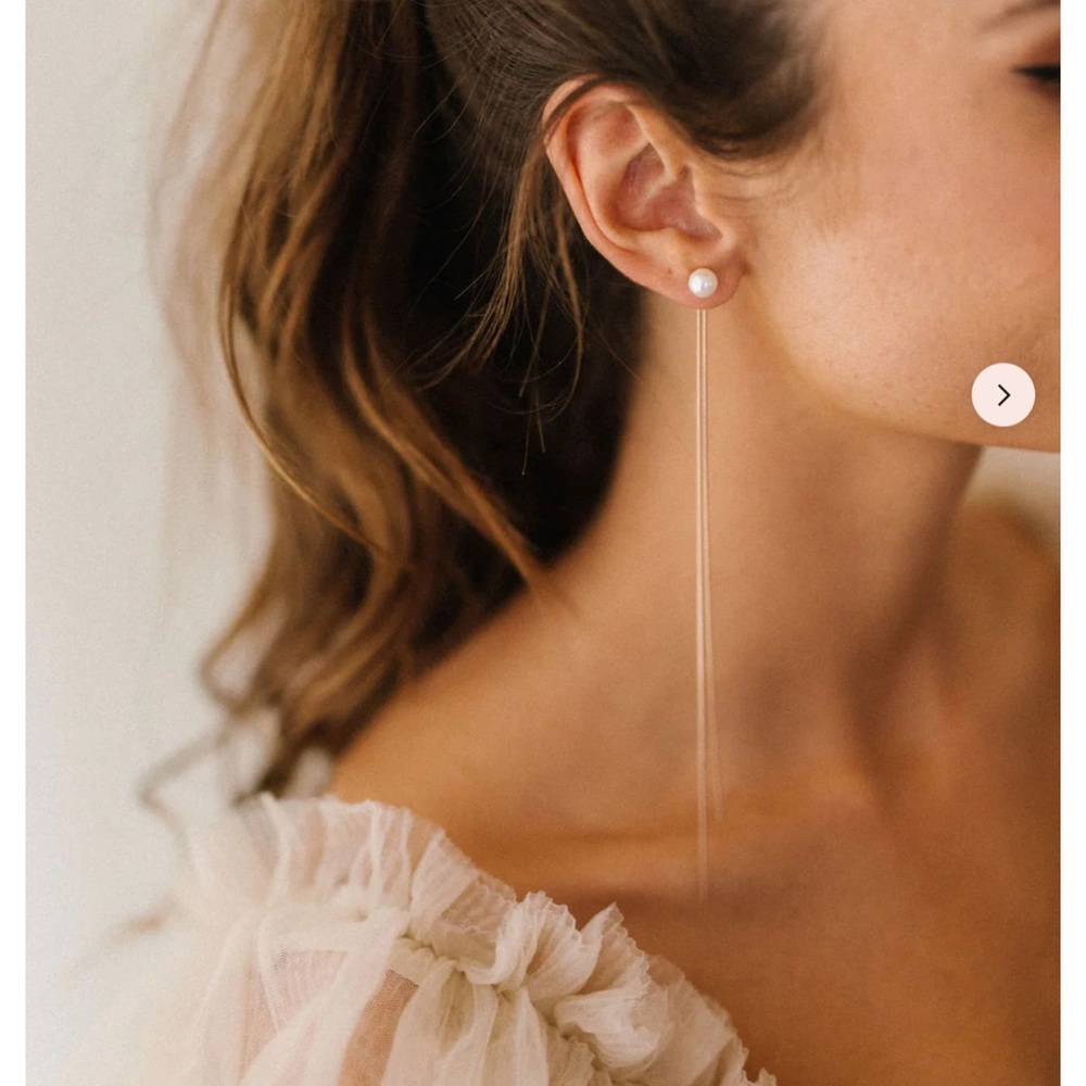 Untamed Petals Viola Modern Pearl Drop Earring in Silver. NWT never worn.